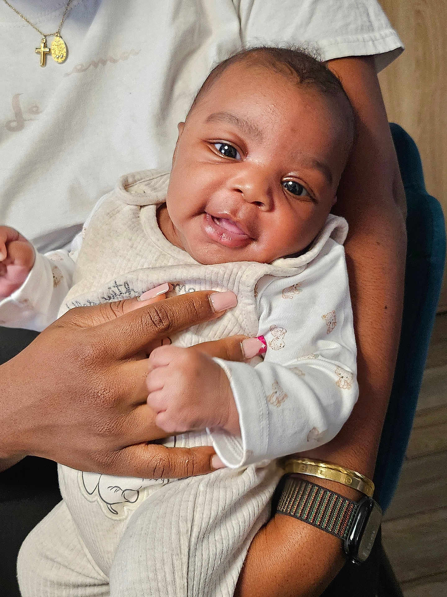 Iris participe au concours pour gagner de l'argent avec cette photo : baby, child, person, infant, smile, face, hand, clothing, sleeve, arm, watch, bracelet, holding, seated, portrait, indoor, cute, happy, warm, closeup