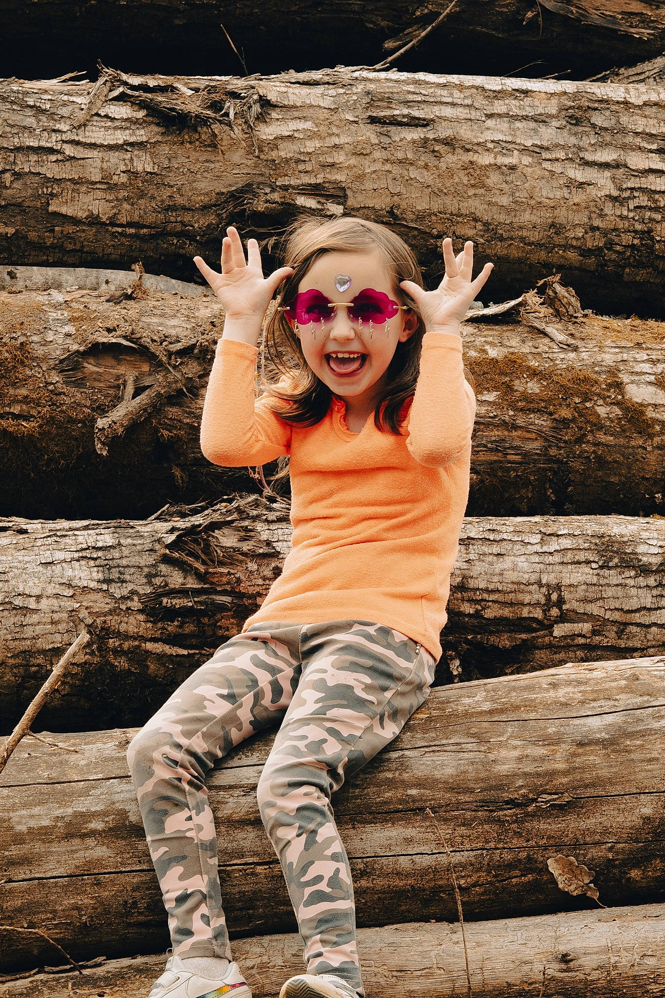 Lily a rejoint le concours — aidez-le/la à gagner de superbes lots ! eyewear, flash_photography, fun, grass, happy, human_leg, landscape, leisure, long_hair, people_in_nature, person, plant, standing, street_fashion, sunglasses, t_shirt, thigh, trunk, vision_care, waist