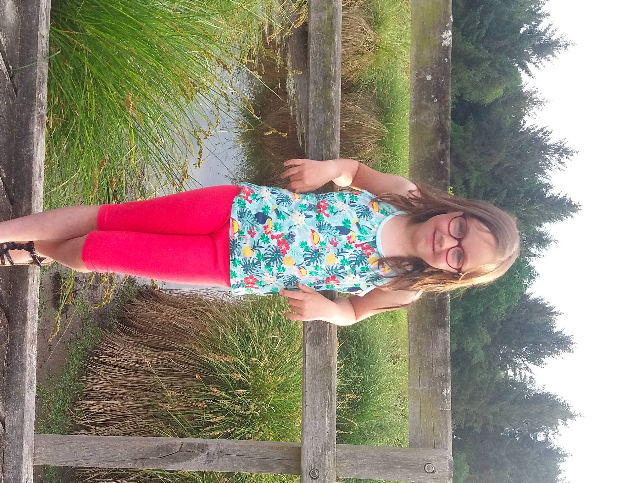 Lily a rejoint le concours — aidez-le/la à gagner de superbes lots ! arm, blond, botany, fun, grass, green, happy, human_body, human_leg, joy, knee, leisure, people_in_nature, person, plant, sky, smile, street_fashion, thigh, tree