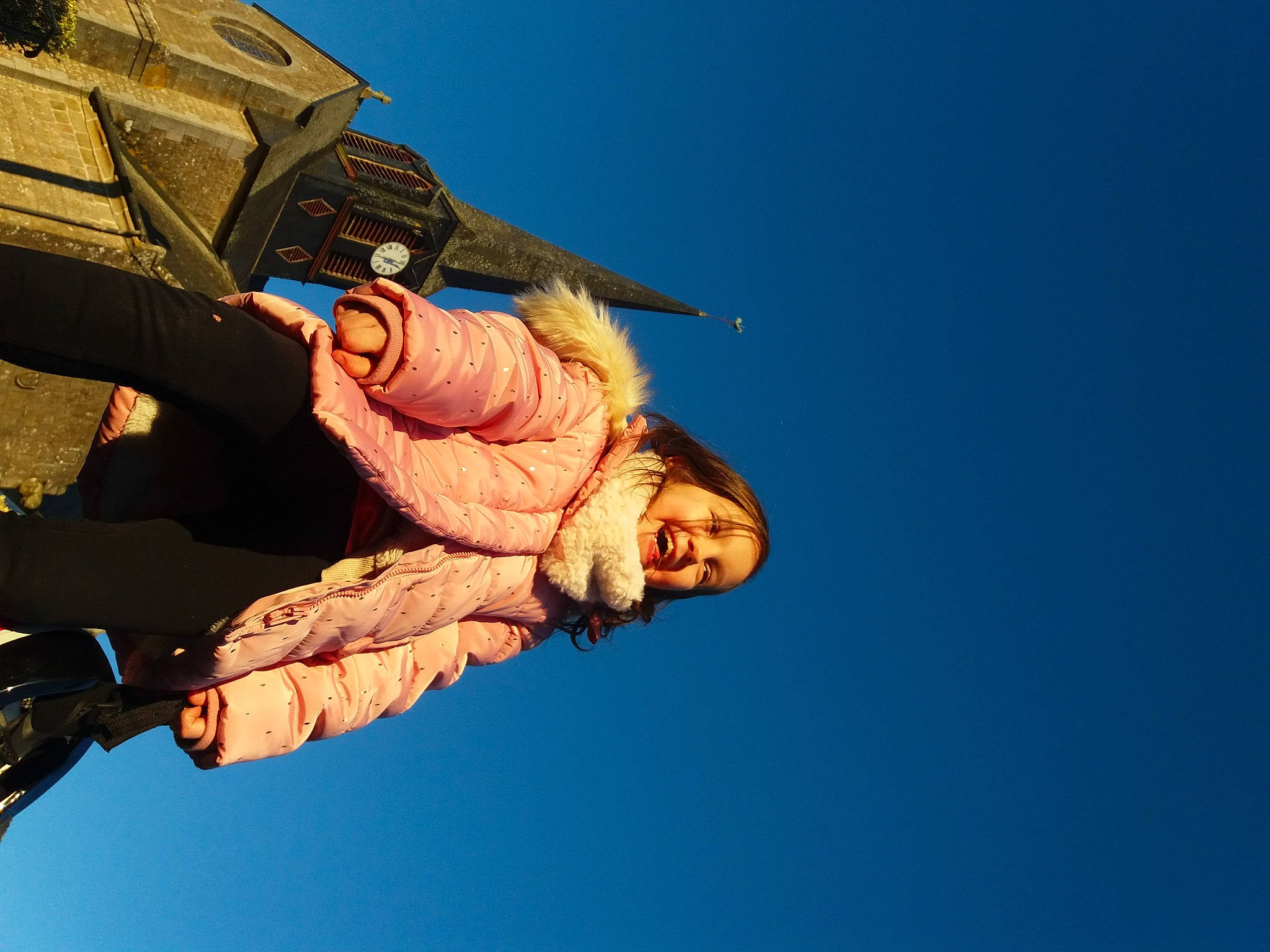 Lily a rejoint le concours — aidez-le/la à gagner de superbes lots ! adventure, air_sports, elbow, entertainment, event, extreme_sport, flash_photography, fun, gesture, glove, happy, leisure, person, recreation, rope, sky, smile, stunt_performer, thumb, wing