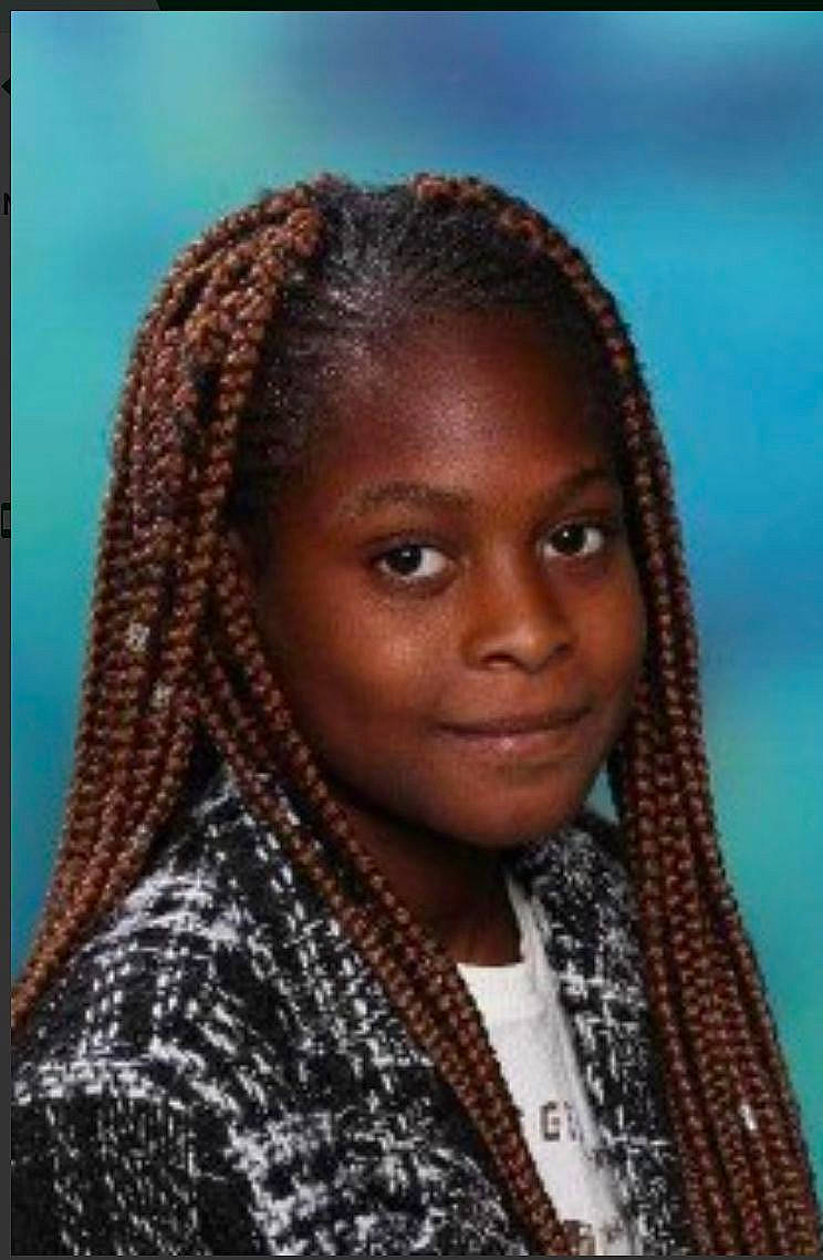 Aminata participe au concours pour gagner de l'argent avec cette photo : beauty, black, black_hair, braid, cornrows, dreadlocks, event, eyebrow, eyelash, fashion_accessory, fashion_design, forehead, happy, jewellery, joy, lace_wig, lip, long_hair, pattern, person