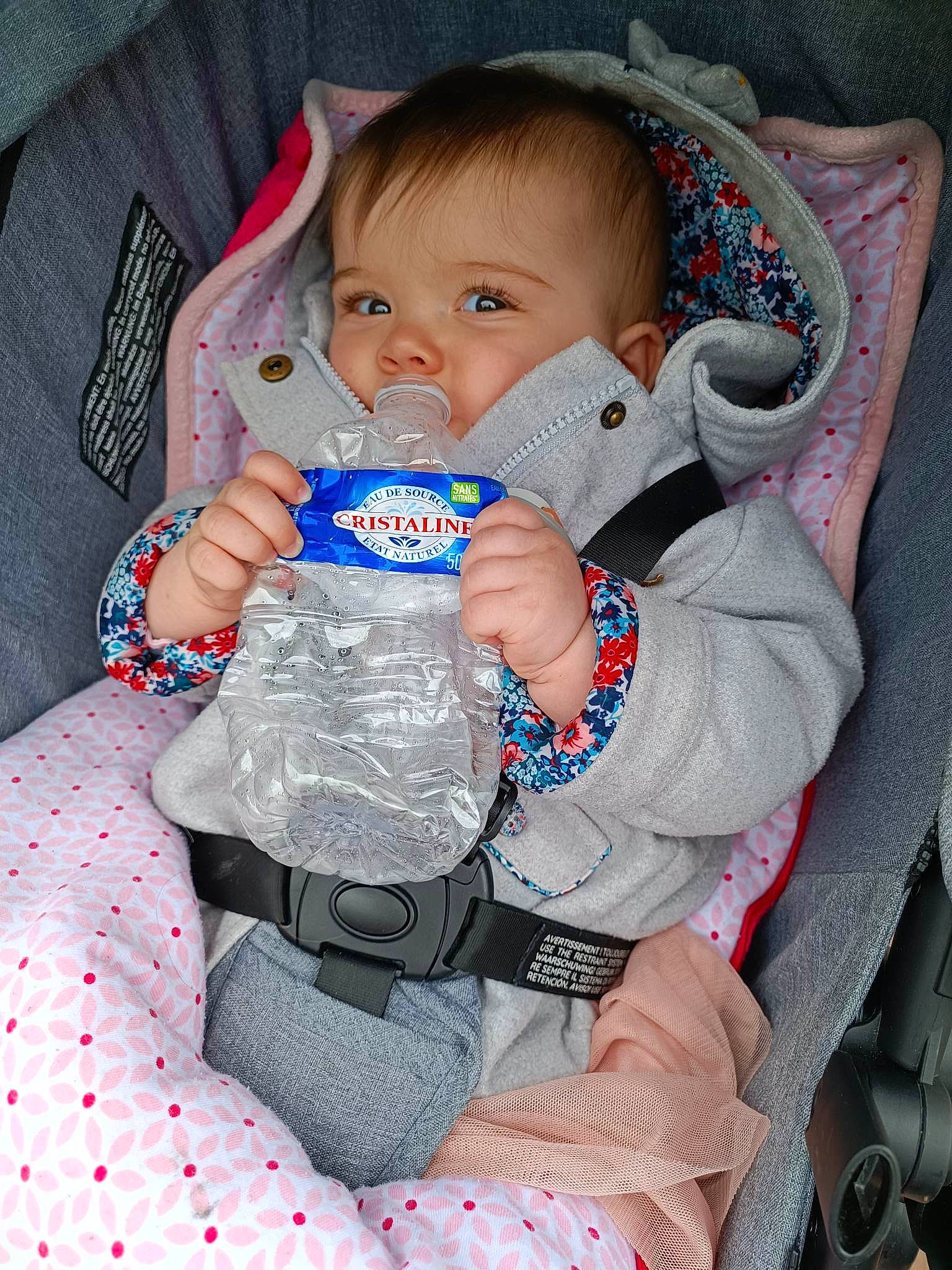 Anaë a rejoint le concours — aidez-le/la à gagner de superbes lots ! baby, baby_carriage, baby_products, baby_toddler_clothing, car_seat, cheek, child, comfort, drinkware, electric_blue, finger, mouth, nail, person, plastic_bottle, product, sitting, skin, sleeve, textile