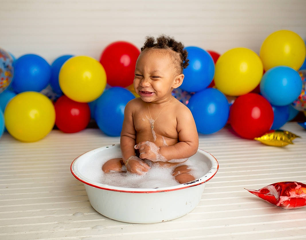 Kai'Sen is registered to the contest to win money with this photo: baby, baby_food, baby_playing_with_toys, baby_products, baby_toys, balloon, bathing, child, event, face, facial_expression, fun, happy, leisure, party_supply, people, person, plastic, play, smile