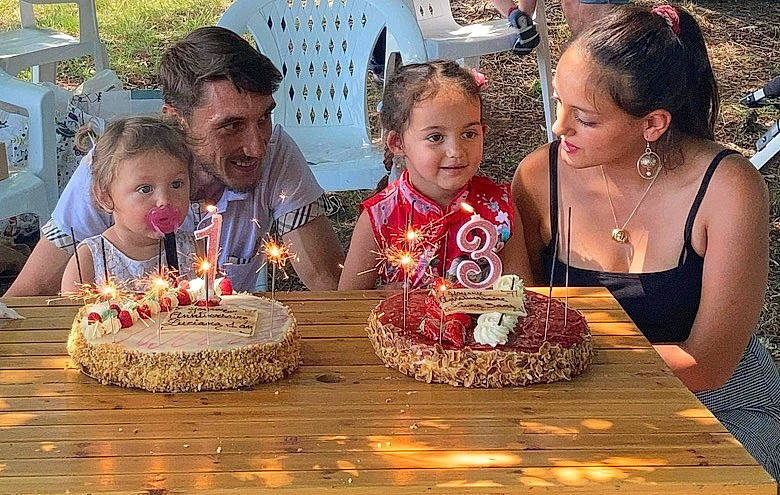 Luciana a rejoint le concours — aidez-le/la à gagner de superbes lots ! baked_goods, birthday_cake, birthday_candle, birthday_party, cake, cake_decorating, cake_decorating_supply, candle, clothing, cuisine, food, fun, happy, icing, joy, leisure, person, plate, sharing, smile