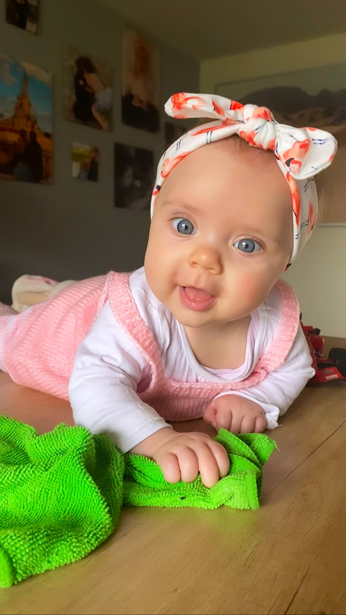 Rose a rejoint le concours — aidez-le/la à gagner de superbes lots ! baby, baby_toddler_clothing, cheek, child, chin, eye, fashion_accessory, flooring, happy, headwear, iris, lip, nose, person, pink, product, skin, smile, textile, toddler