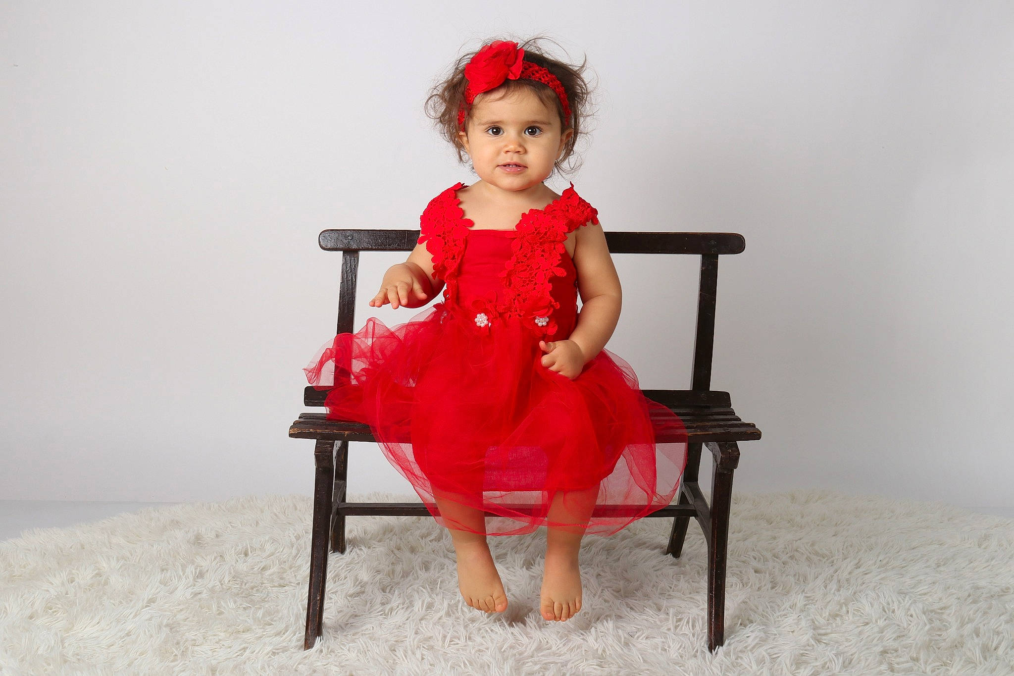 Léyana participe au concours pour gagner de l'argent avec cette photo : child, costume, furniture, girl, person, red, sitting, textile, toddler