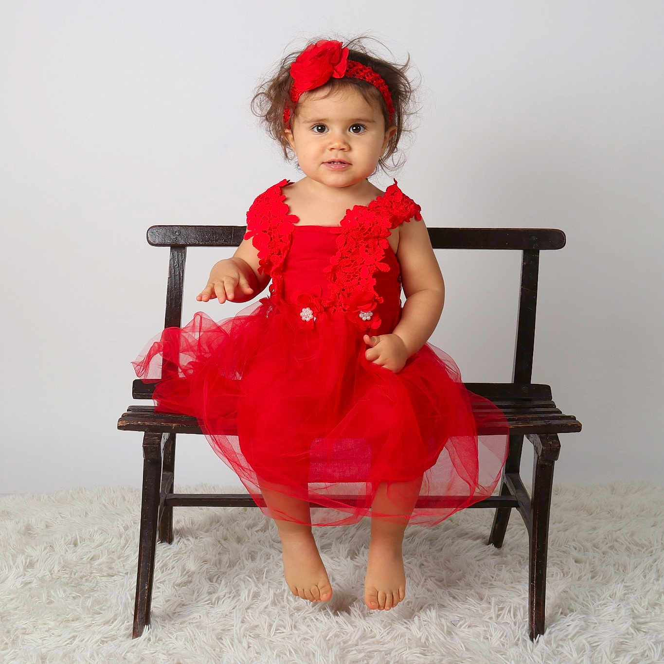 Léyana participe au concours pour gagner de l'argent avec cette photo : child, costume, furniture, girl, person, red, sitting, textile, toddler