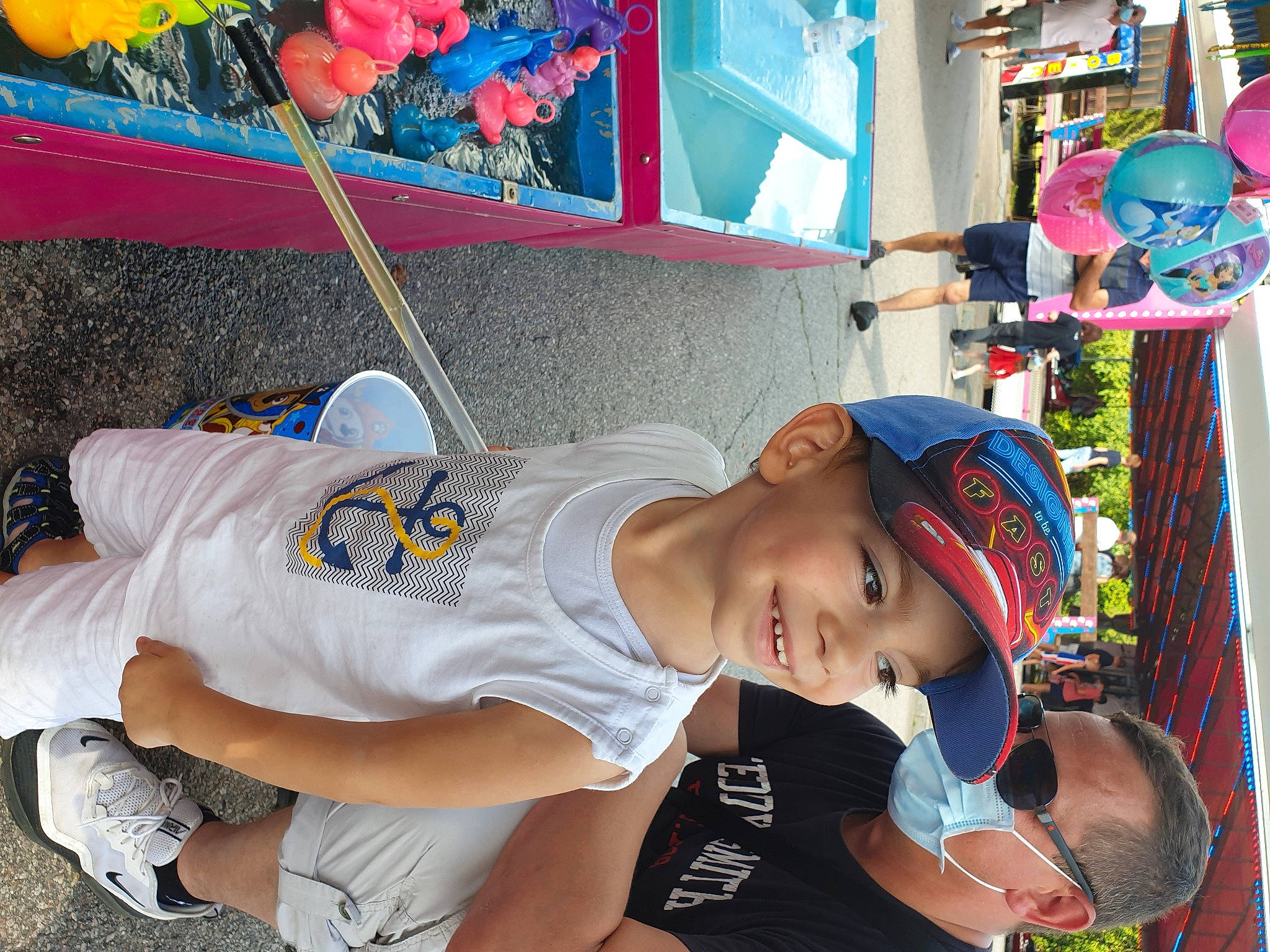 Arno a rejoint le concours — aidez-le/la à gagner de superbes lots ! black_hair, child, cool, fun, glasses, headwear, joy, leg, leisure, person, textile, tourism, vacation