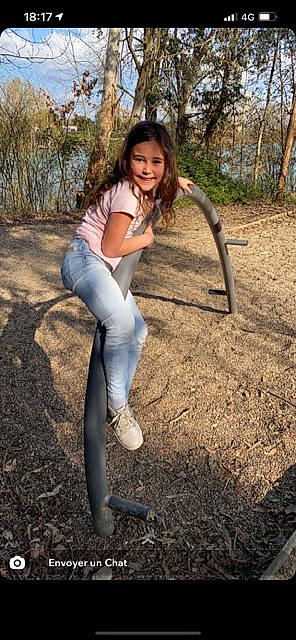 Shanna a rejoint le concours — aidez-le/la à gagner de superbes lots ! blond, denim, electric_blue, flash_photography, forest, grass, grass_family, hair, happy, human_leg, joy, knee, leg, long_hair, people_in_nature, person, plant, smile, thigh, tree