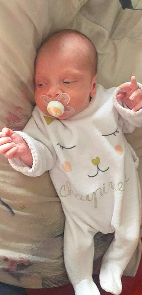 Haydène participe au concours pour gagner de l'argent avec cette photo : baby, baby_toddler_clothing, cheek, child, chin, collar, comfort, face, finger, gesture, happy, head, human_body, mouth, nose, orange, person, skin, sleeve, thumb