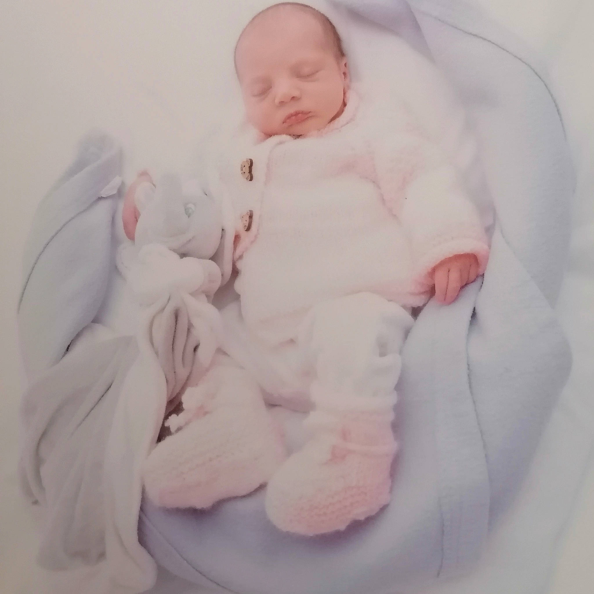 Haydène participe au concours pour gagner de l'argent avec cette photo : arm, baby, baby_products, baby_sleeping, baby_toddler_clothing, cheek, child, comfort, foot, fur, head, human_body, leg, linens, person, pink, product, skin, sleeve, thumb