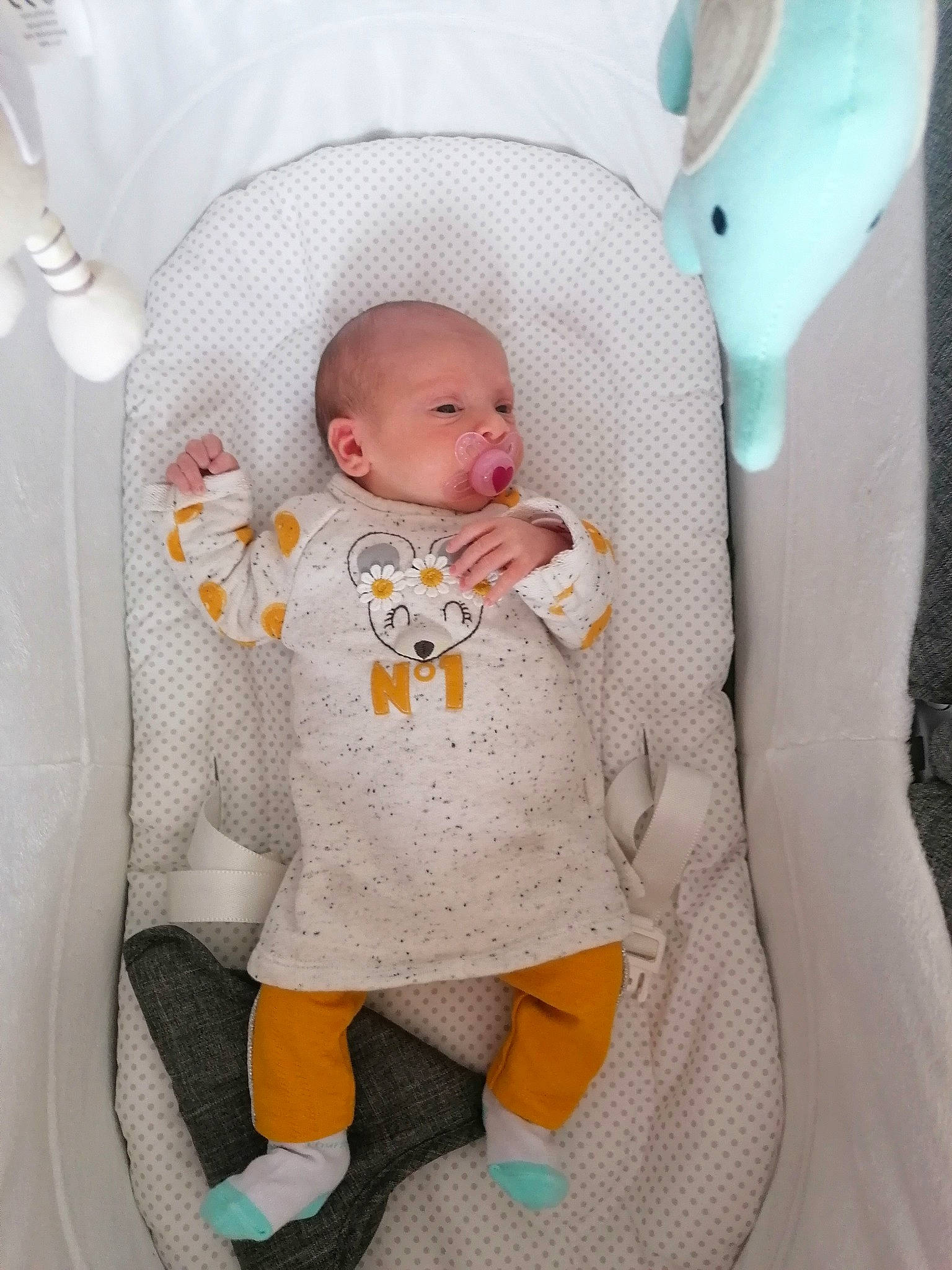 Haydène a rejoint le concours — aidez-le/la à gagner de superbes lots ! baby, baby_products, baby_safety, baby_sleeping, baby_toddler_clothing, bib, cheek, child, comfort, infant_bodysuit, linens, pattern, person, play, room, sitting, sleeve, textile, toddler