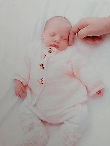 Haydène a rejoint le concours — aidez-le/la à gagner de superbes lots ! arm, baby, baby_sleeping, baby_toddler_clothing, barefoot, child, comfort, event, face, foot, gesture, hand, happy, linens, person, pink, sleeve, stomach, textile, thumb