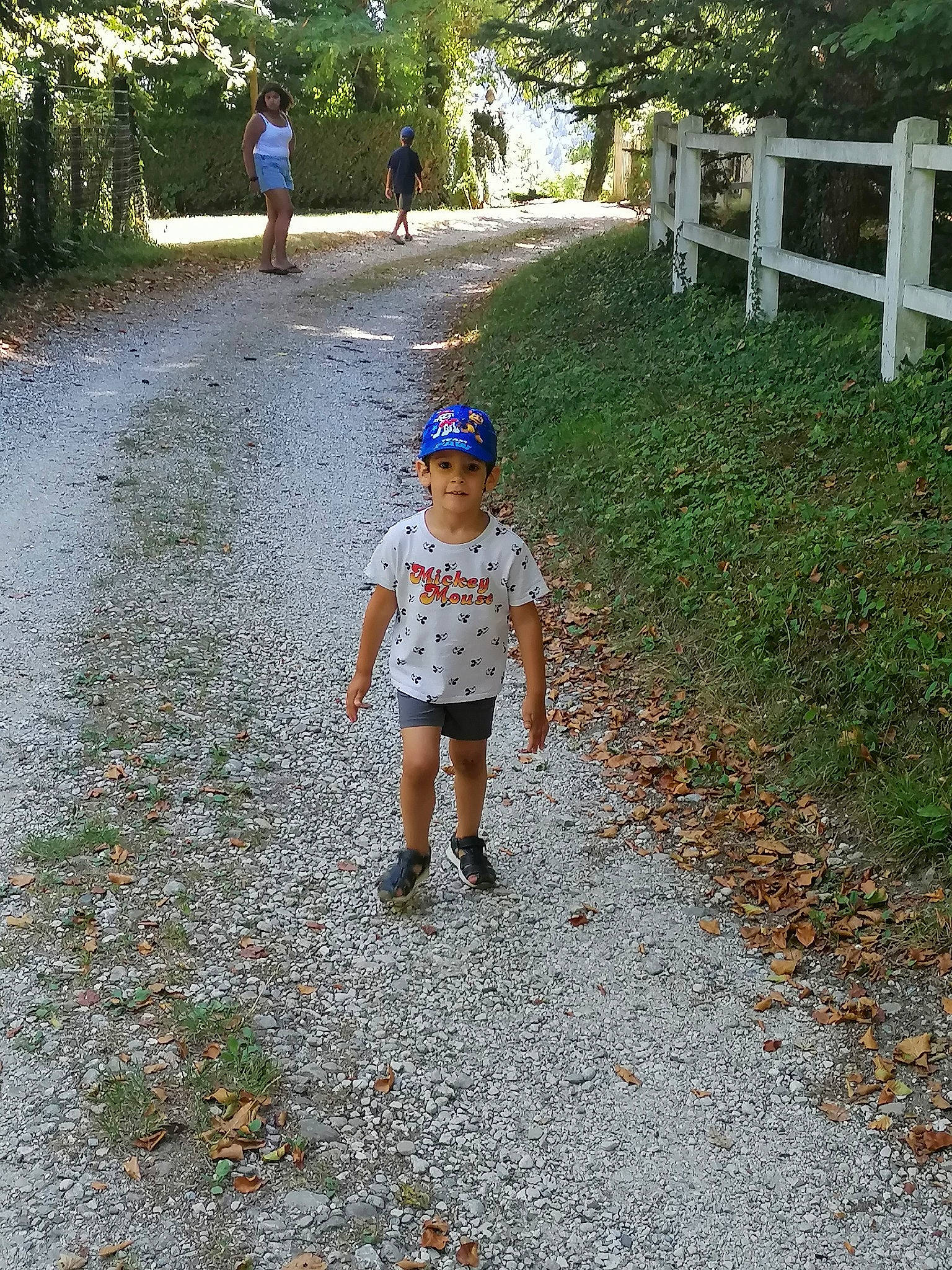 Liam participe au concours pour gagner de l'argent avec cette photo : asphalt, deciduous, grass, groundcover, headwear, joy, landscape, leaf, leisure, people_in_nature, person, plant, recreation, road, road_surface, sidewalk, thoroughfare, tints_and_shades, toddler, trail