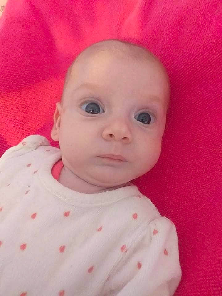 Haydène participe au concours pour gagner de l'argent avec cette photo : baby, baby_toddler_clothing, cheek, close_up, collar, comfort, eye, eyebrow, face, head, iris, lip, mouth, no_expression, nose, person, pink, selfie, sleeve, textile