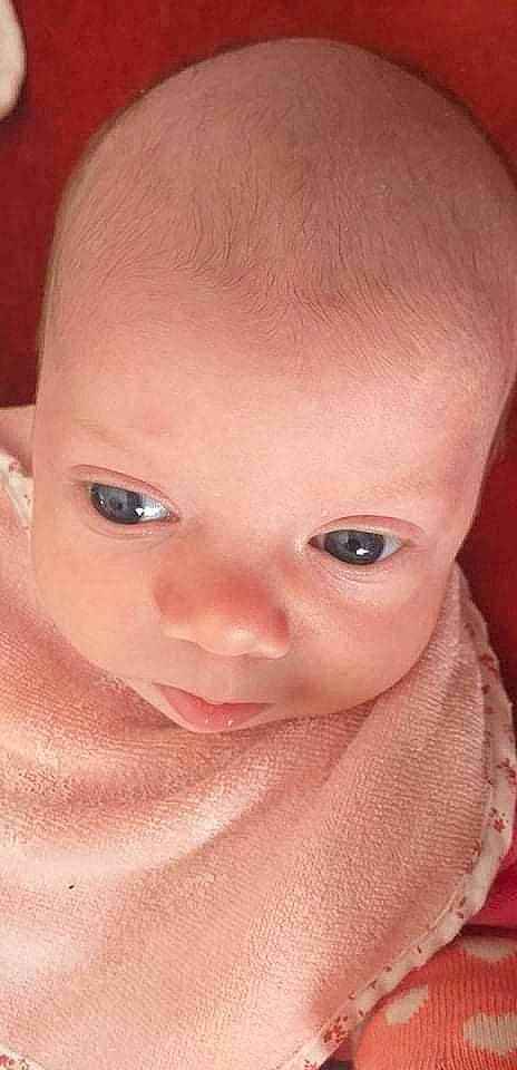 Haydène a rejoint le concours — aidez-le/la à gagner de superbes lots ! baby, baby_toddler_clothing, cheek, child, close_up, ear, eyebrow, eyelash, finger, forehead, iris, lip, mouth, nail, neck, no_expression, nose, person, pink, skin