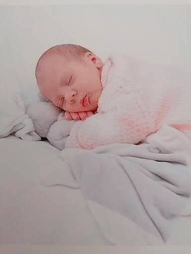 Haydène a rejoint le concours — aidez-le/la à gagner de superbes lots ! baby, baby_sleeping, baby_toddler_clothing, bed, bedding, bedtime, cheek, child, comfort, face, finger, fur, hand, happy, linens, nap, person, portrait_photography, room, sleep