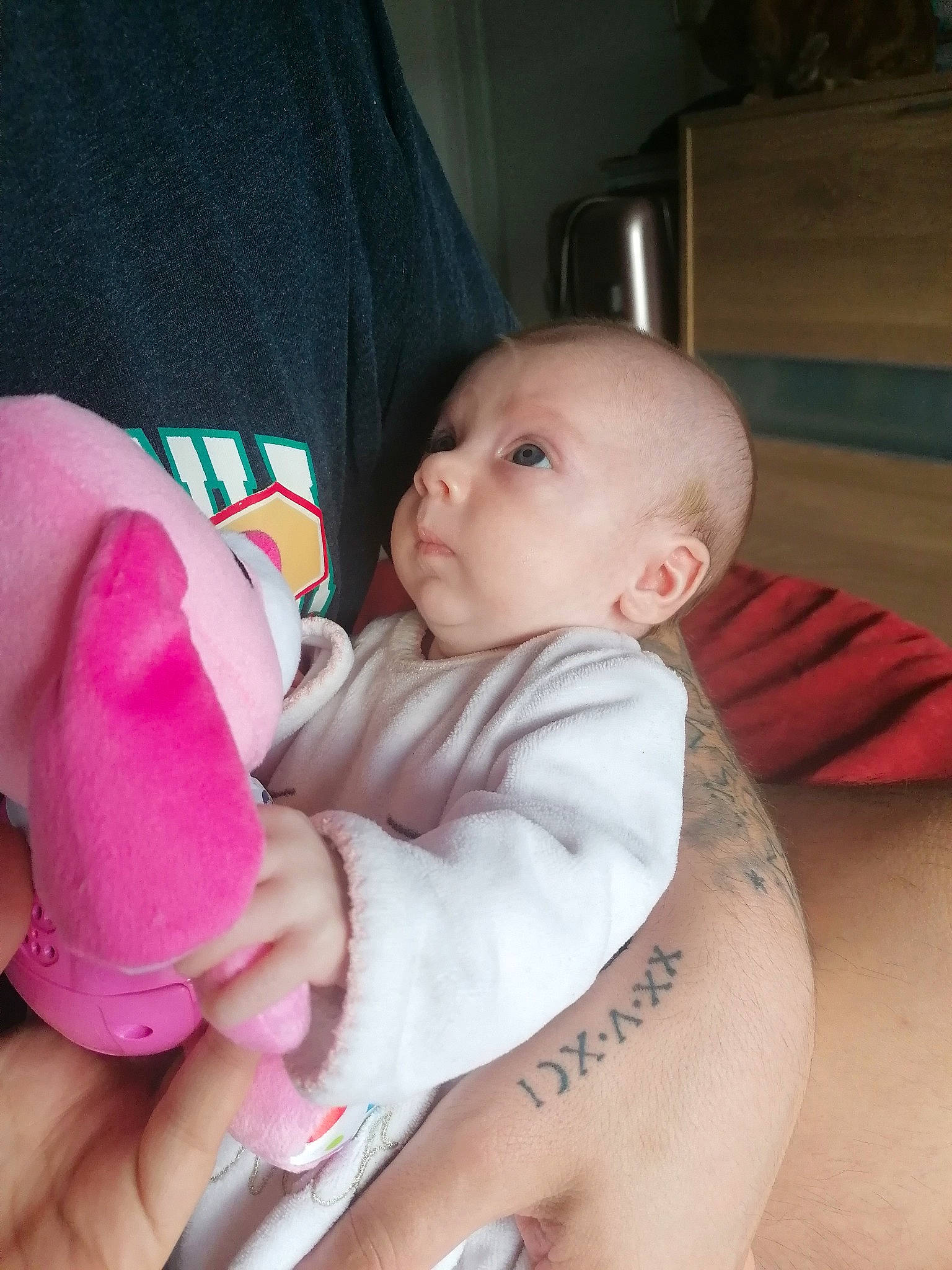 Haydène participe au concours pour gagner de l'argent avec cette photo : baby, baby_toddler_clothing, cheek, comfort, finger, gesture, hair, hand, head, human_body, joint, lap, leg, mouth, nail, nose, person, skin, stomach, thigh