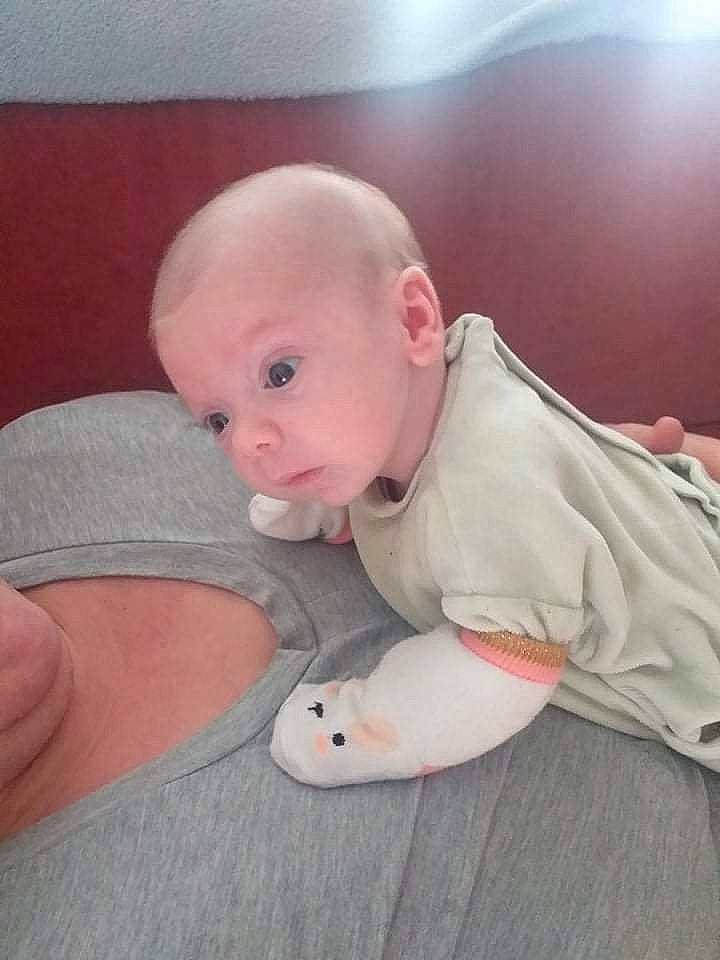 Haydène a rejoint le concours — aidez-le/la à gagner de superbes lots ! baby, baby_toddler_clothing, cheek, chest, comfort, elbow, eye, flooring, foot, hand, head, human_body, knee, lip, mouth, nose, person, sitting, skin, sleeve