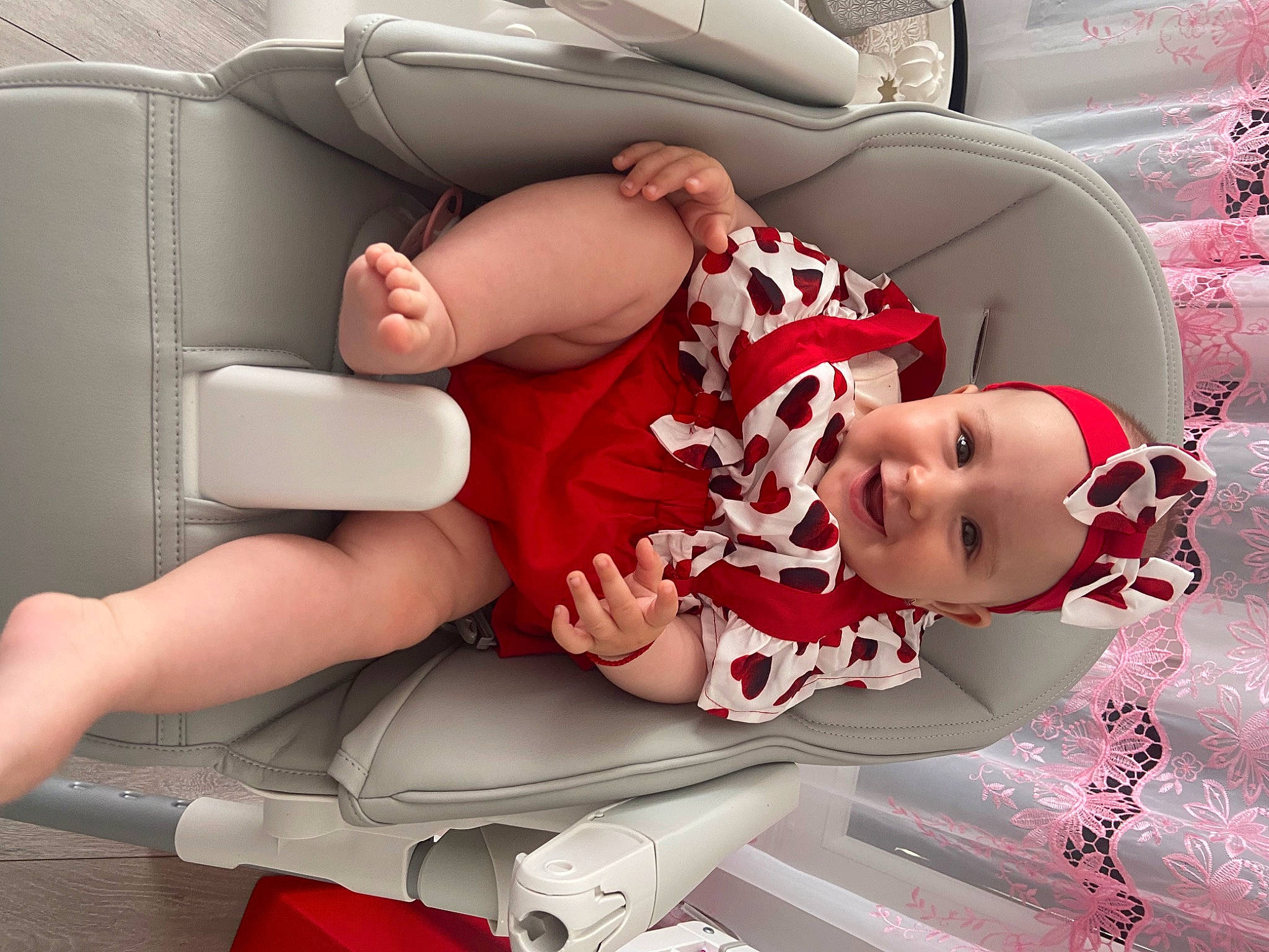 Gromatchi a rejoint le concours — aidez-le/la à gagner de superbes lots ! arm, baby, baby_toddler_clothing, car_seat, child, clothing, comfort, hairstyle, headwear, human_leg, knee, lap, leg, person, pink, product, red, shoe, thigh, toddler