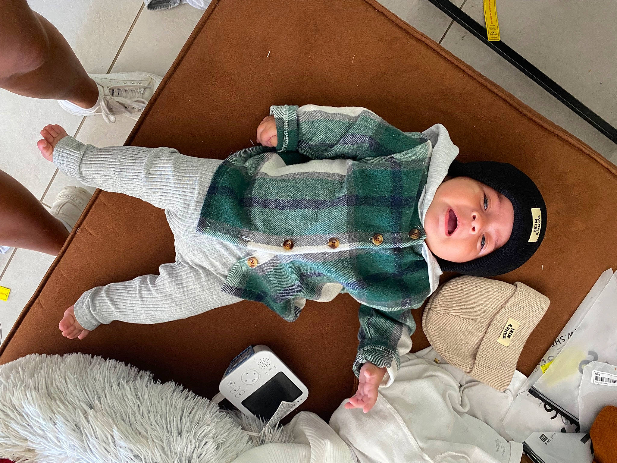 Aylan a rejoint le concours — aidez-le/la à gagner de superbes lots ! carmine, child, comfort, fashion, finger, fun, hand, headwear, human_leg, knee, lap, linens, nail, person, room, sitting, sock, textile, thigh, thumb