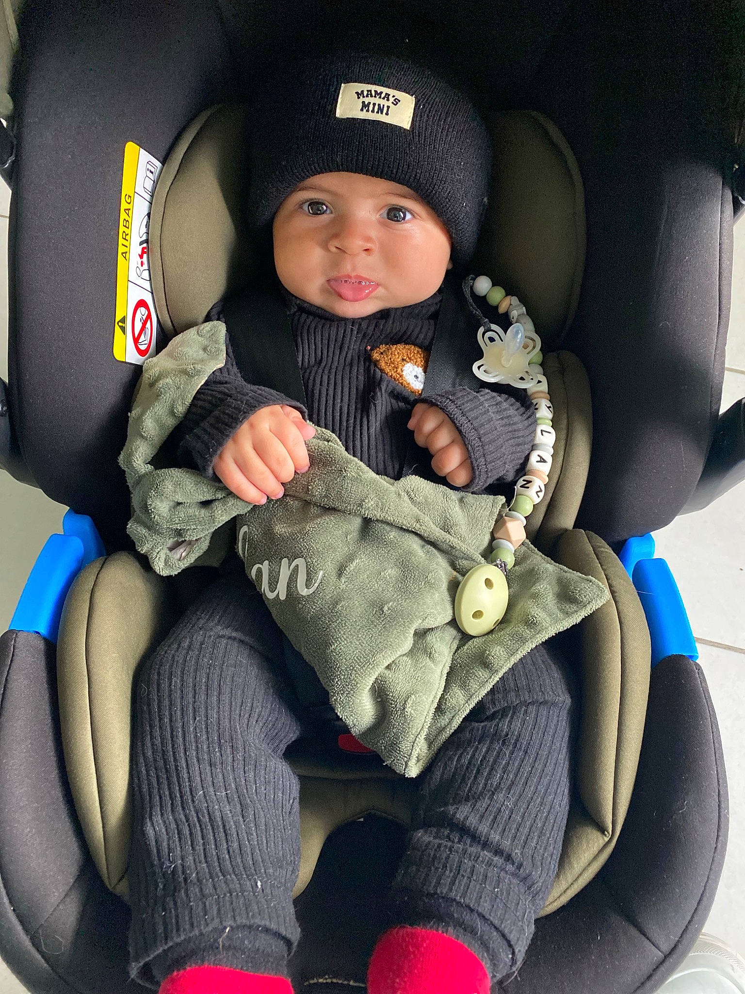 Aylan a rejoint le concours — aidez-le/la à gagner de superbes lots ! auto_part, baby, baby_carriage, baby_in_car_seat, baby_products, baby_toddler_clothing, car_seat, car_seat_cover, child, comfort, face, head_restraint, headwear, lap, person, product, seat_belt, sitting, sleeve, sock