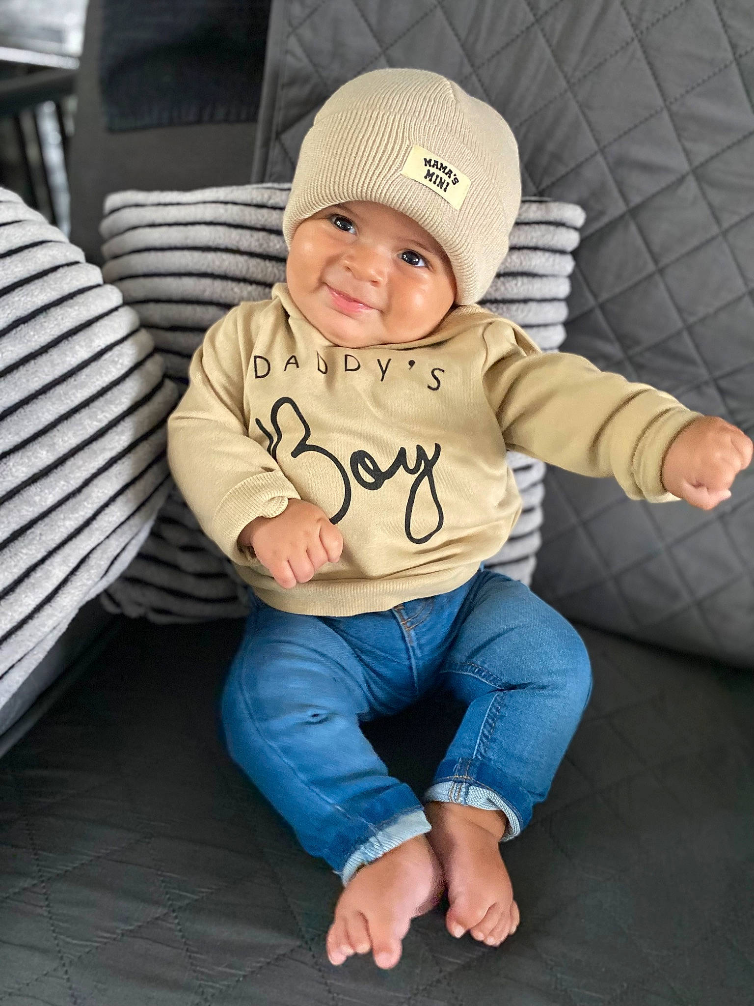 Aylan participe au concours pour gagner de l'argent avec cette photo : baby, baby_toddler_clothing, baseball_cap, cap, child, clothing, comfort, cool, face, flash_photography, flooring, fun, happy, headwear, joy, knee, person, product, sitting, sleeve