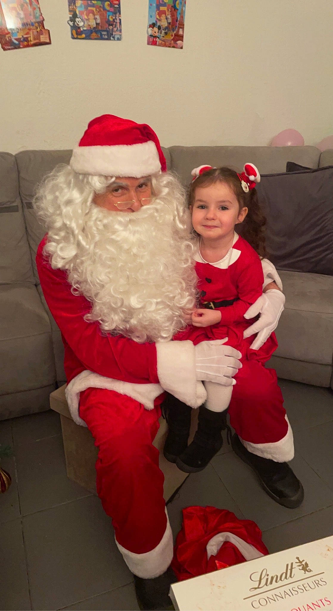 Mélody participe au concours pour gagner de l'argent avec cette photo : beard, couch, event, face, facial_hair, fictional_character, fun, happy, hat, holiday, human_body, joy, lap, leg, person, santa_claus, smile, sock, standing, toddler