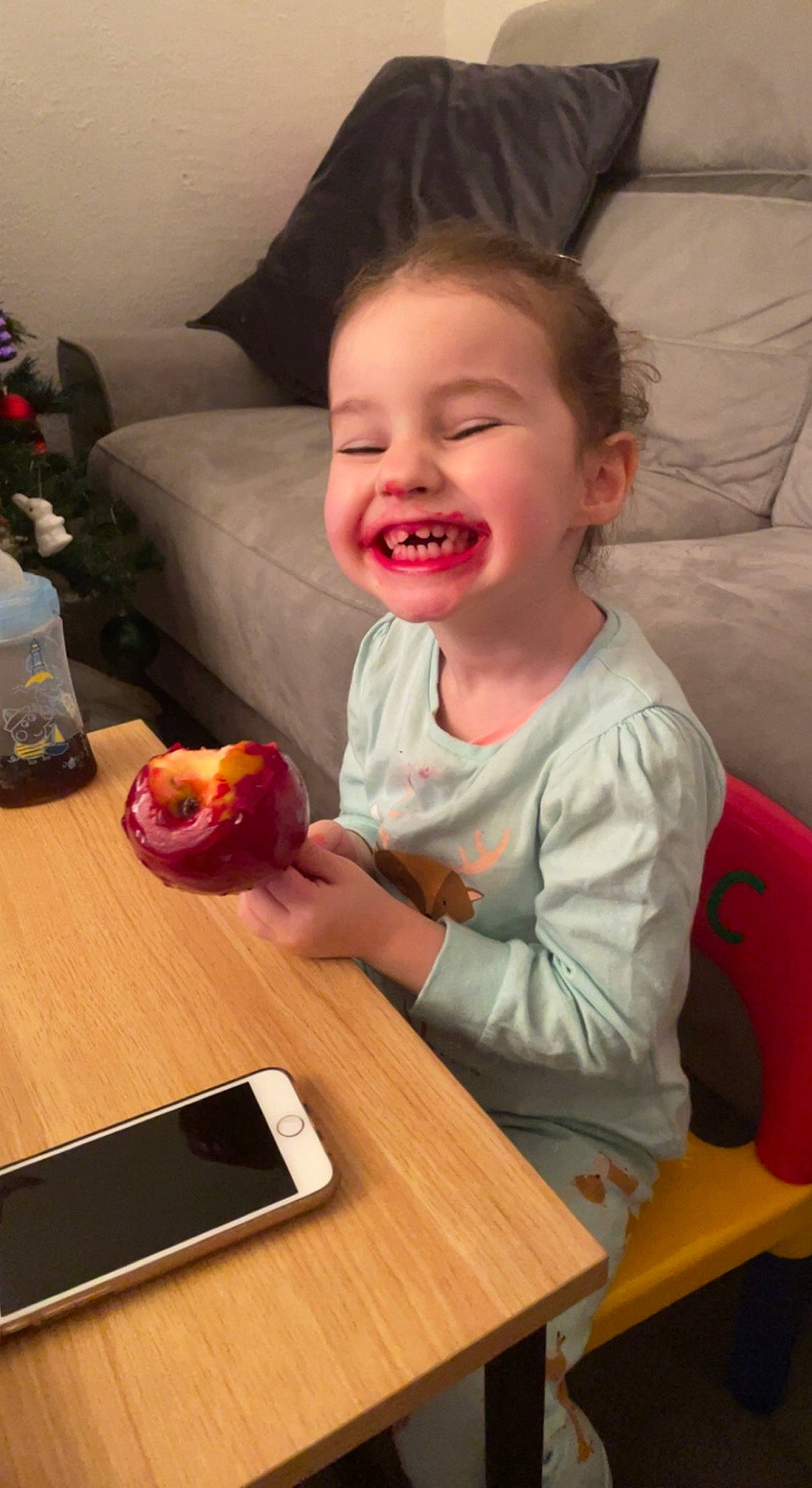 Mélody a rejoint le concours — aidez-le/la à gagner de superbes lots ! arm, baby, baby_toddler_clothing, child, comfort, communication_device, electronic_device, eye, finger, furniture, happy, joy, mobile_phone, mouth, person, portable_communications_device, smile, table, tablet_computer, tableware