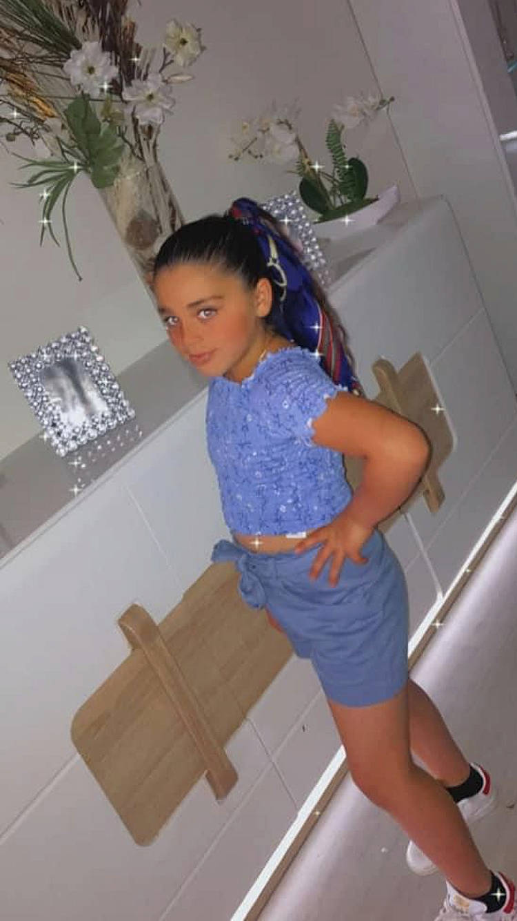 Diana a rejoint le concours — aidez-le/la à gagner de superbes lots ! abdomen, calf, denim, electric_blue, fashion_design, flooring, fun, human_leg, joint, knee, leg, long_hair, person, room, shorts, shoulder, sleeve, sock, thigh, trunk