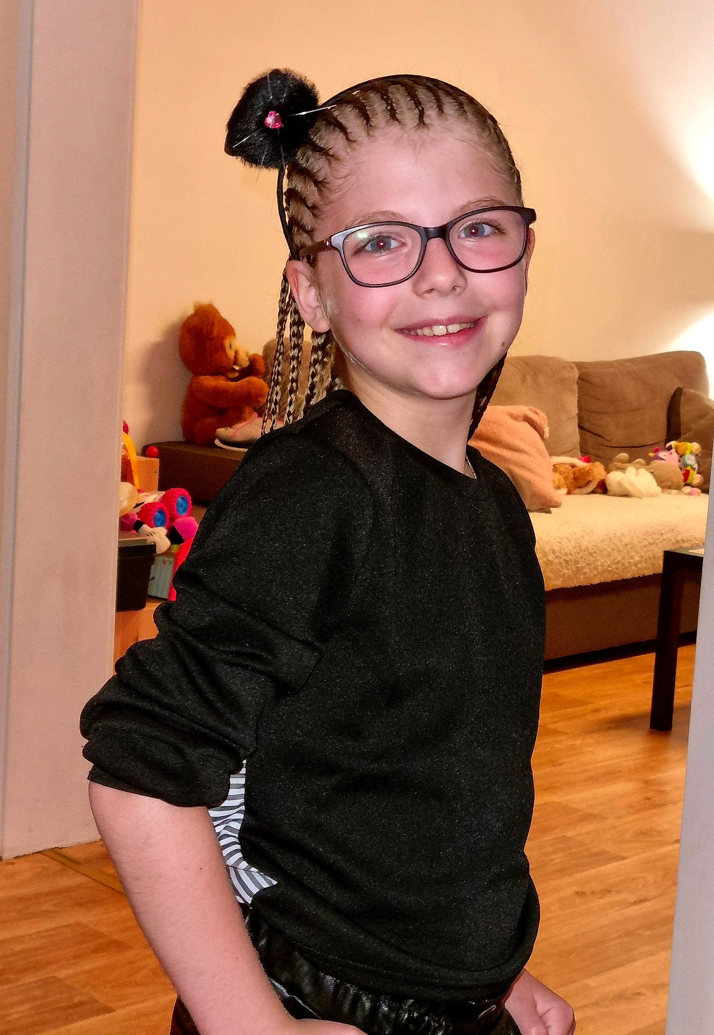 Lucyline participe au concours pour gagner de l'argent avec cette photo : child, elbow, event, eyewear, fashion_design, flooring, fun, glasses, hairstyle, happy, joint, joy, person, personal_protective_equipment, shoulder, sleeve, smile, t_shirt, thigh, vision_care