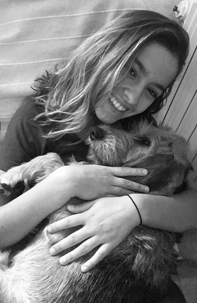 Looky participe au concours pour gagner de l'argent avec cette photo : beauty, black, black_and_white, emotion, eye, fur, girl, hair, human, human_hair_color, interaction, joy, lady, monochrome, monochrome_photography, person, photograph, photography, sitting, skin