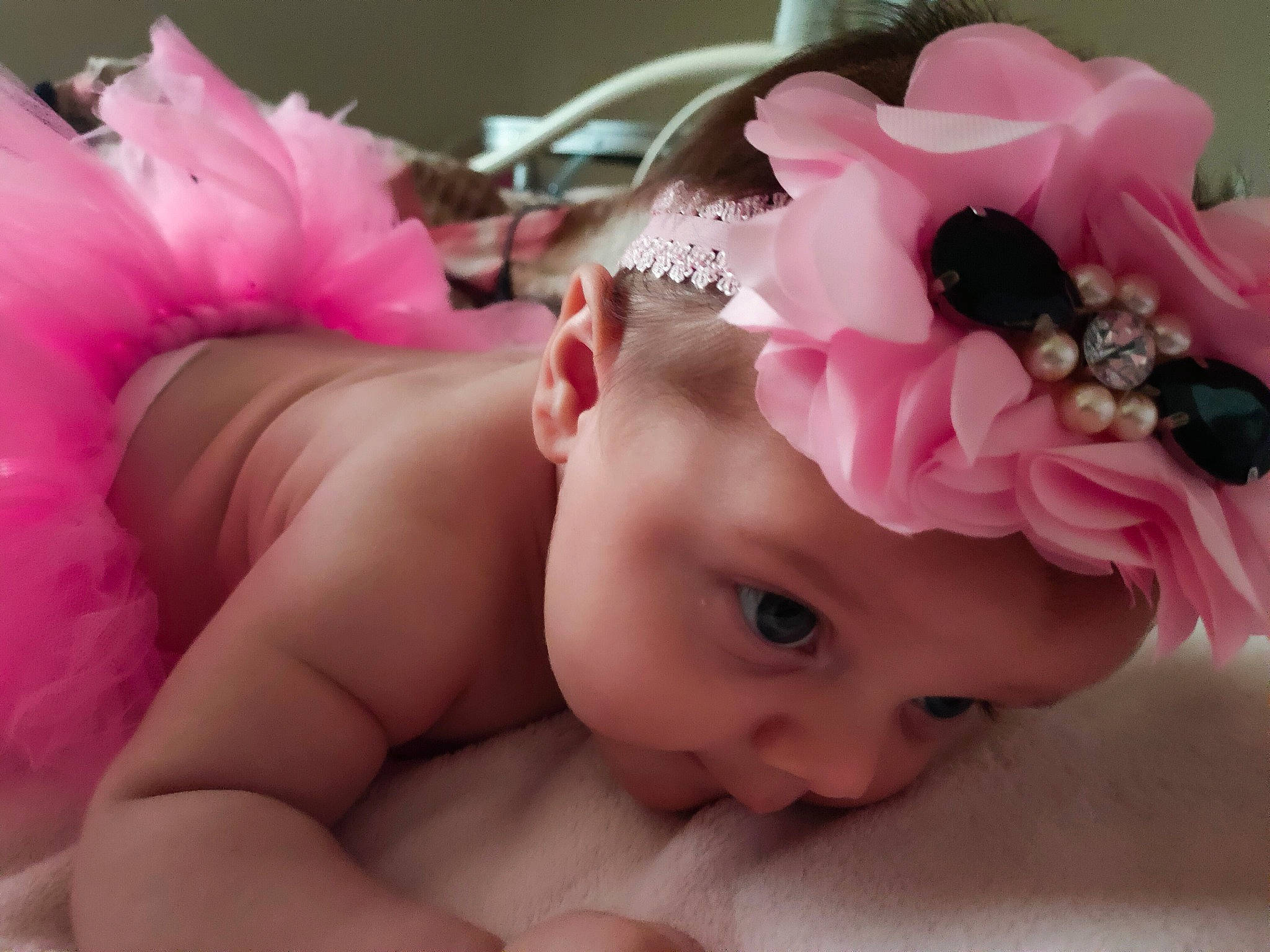 Maïwen participe au concours pour gagner de l'argent avec cette photo : baby, baby_toddler_clothing, cheek, dress, ear, eyebrow, eyelash, finger, hair, hairstyle, hand, happy, head, headgear, headpiece, lip, person, petal, pink, plant