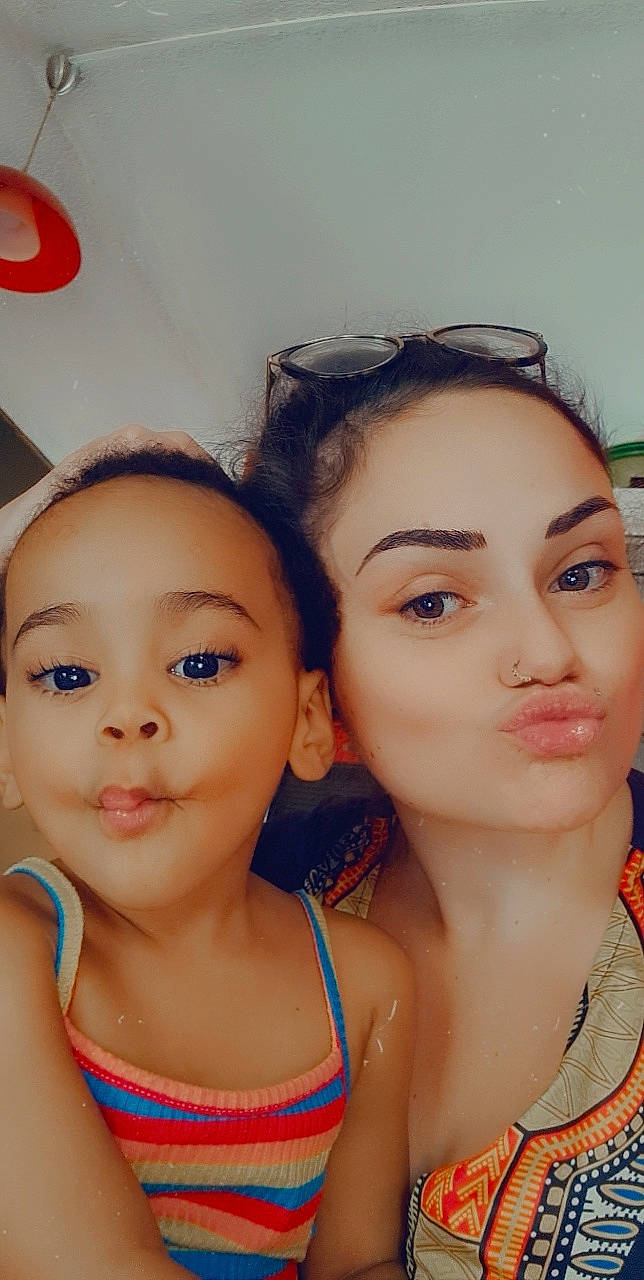 Layïana a rejoint le concours — aidez-le/la à gagner de superbes lots ! black_hair, child, chin, electric_blue, eyebrow, eyelash, fashion_design, flash_photography, forehead, fun, gesture, happy, iris, jewellery, lip, makeover, neck, nose, person, shoulder