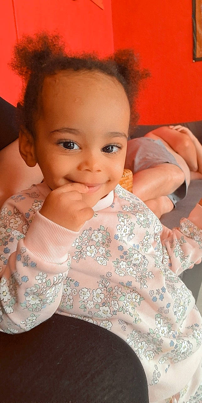 Layïana participe au concours pour gagner de l'argent avec cette photo : chin, dress, eye, eyelash, finger, flash_photography, hair, hairstyle, happy, head, human, human_body, iris, joy, lip, muscle, organ, person, pink, shoulder