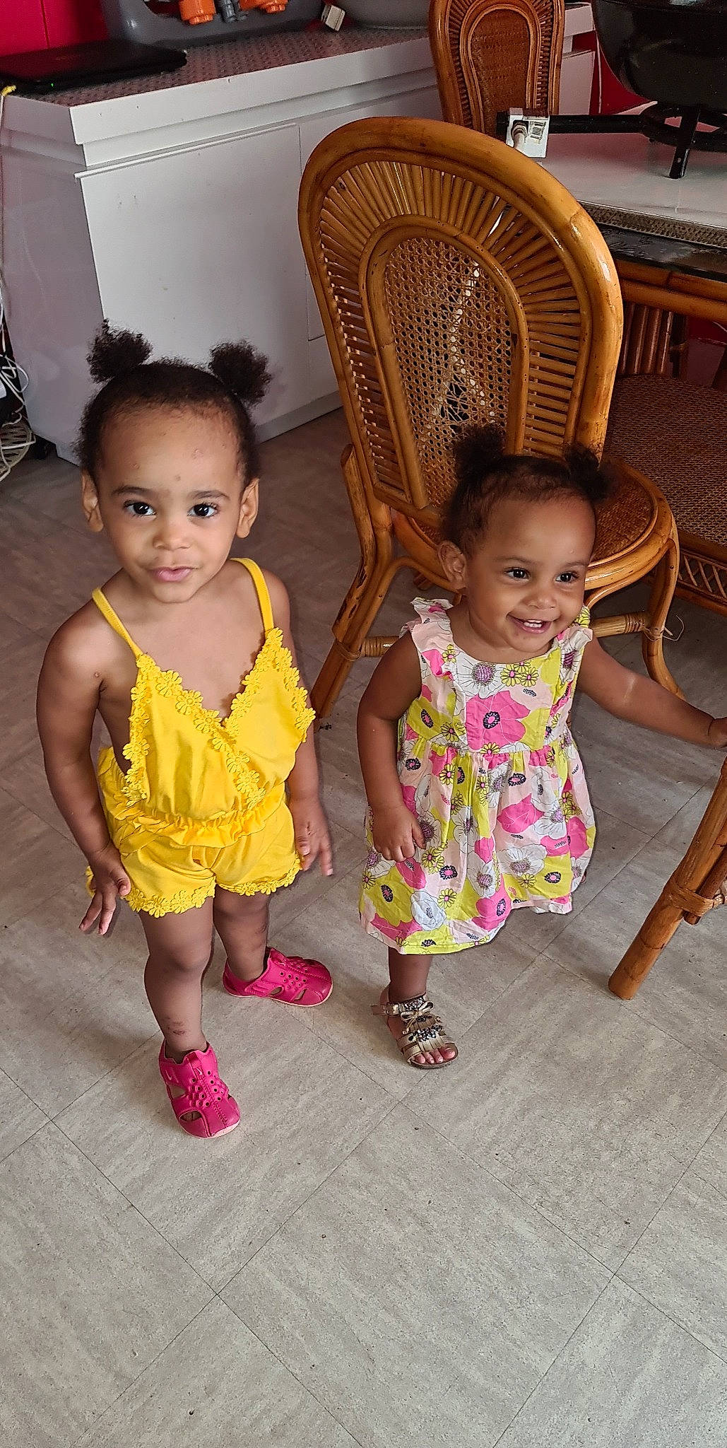 Layïana a rejoint le concours — aidez-le/la à gagner de superbes lots ! baby_toddler_clothing, chair, clothing, comfort, facial_expression, floor, hairstyle, happy, head, human, human_body, iris, joy, leg, organ, person, pink, skin, smile, standing