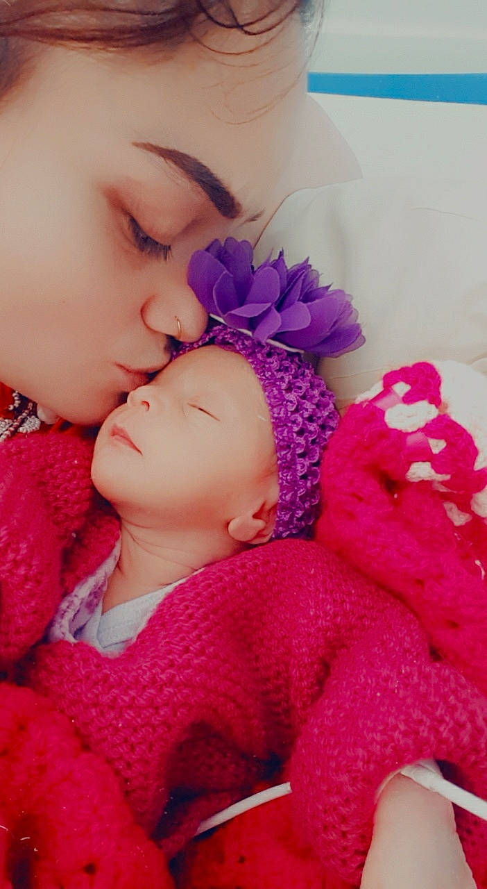 Tahyïsiana a rejoint le concours — aidez-le/la à gagner de superbes lots ! baby, baby_sleeping, comfort, eyelash, finger, gesture, hand, happy, headgear, human_body, interaction, lip, magenta, mammal, nail, person, petal, pink, product, skin