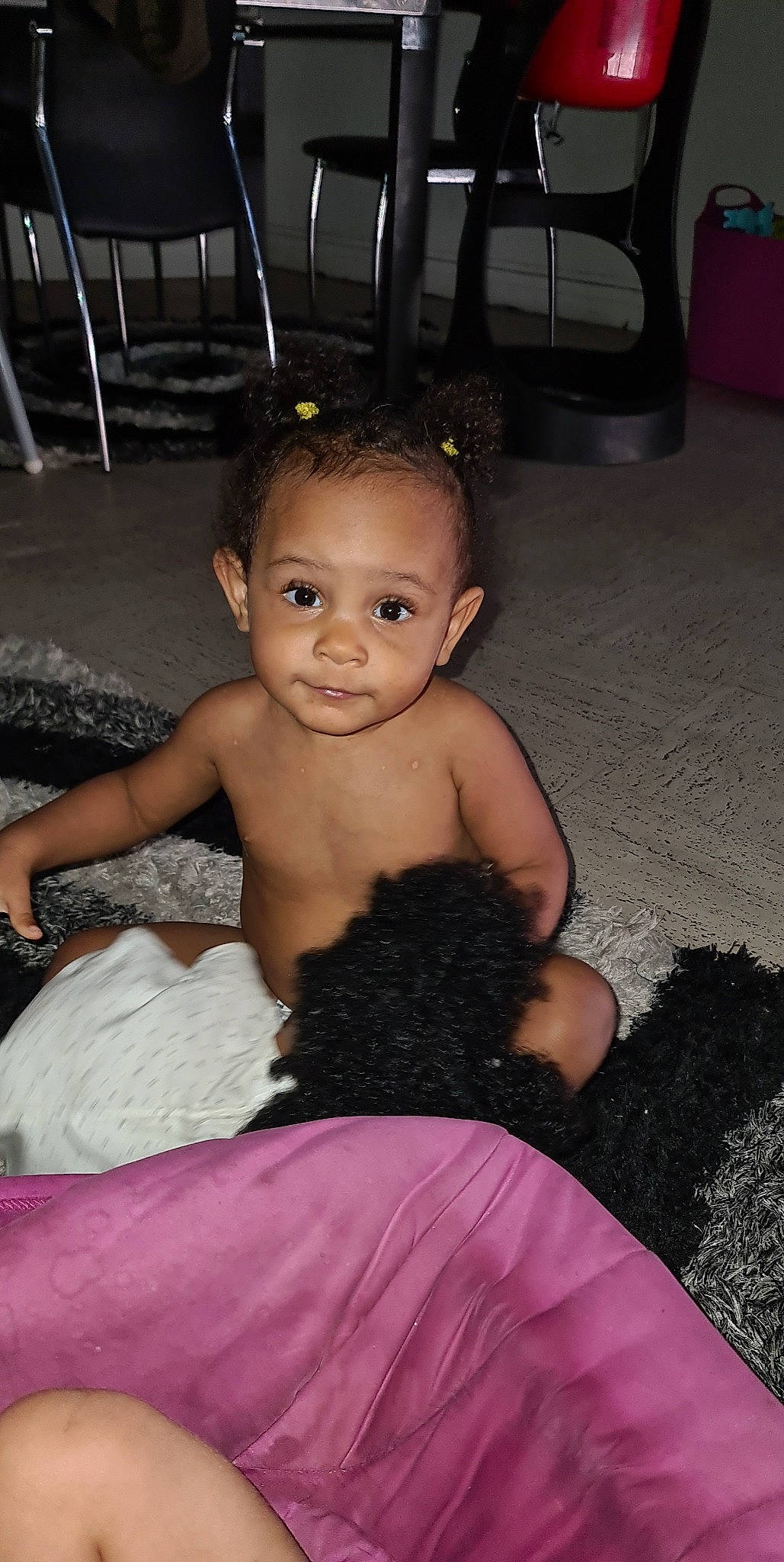 Kataleyïa a rejoint le concours — aidez-le/la à gagner de superbes lots ! abdomen, baby, black_hair, chair, chest, child, comfort, event, eye, flash_photography, flooring, fun, happy, head, human_leg, iris, person, sitting, smile, toddler