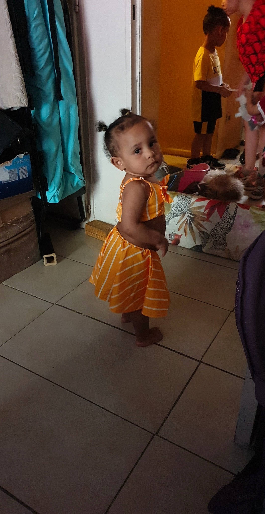 Kataleyïa a rejoint le concours — aidez-le/la à gagner de superbes lots ! baby, baby_toddler_clothing, child, costume, curtain, event, face, fashion_design, floor, flooring, fun, happy, hardwood, leg, person, room, shorts, skin, temple, toddler