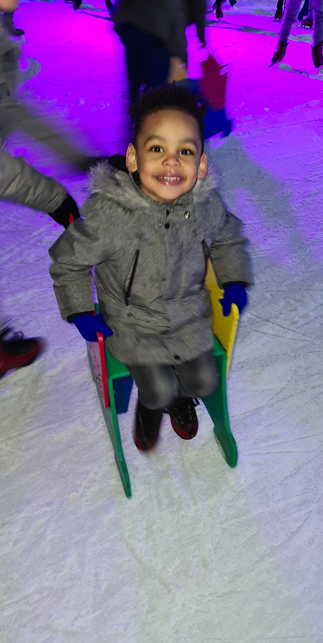 Jayïan participe au concours pour gagner de l'argent avec cette photo : child, electric_blue, event, flash_photography, fun, glove, happy, head, jacket, joy, leg, leisure, magenta, person, pink, play, purple, recreation, smile, snow