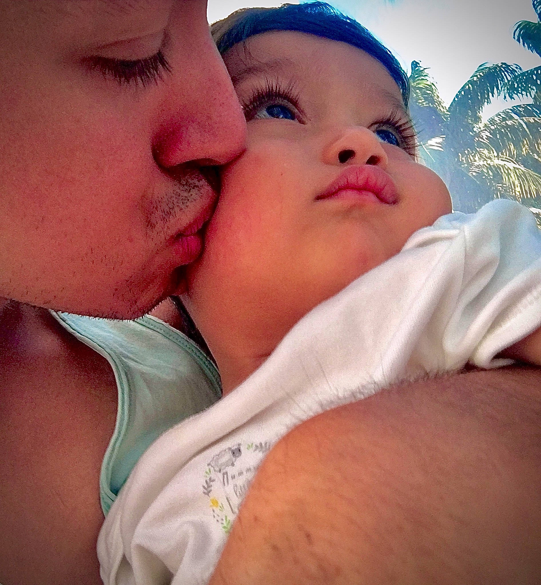 Enes a rejoint le concours — aidez-le/la à gagner de superbes lots ! baby, cheek, child, close_up, eye, face, finger, forehead, gesture, hand, happy, interaction, kiss, lip, love, mouth, muscle, nose, person, skin