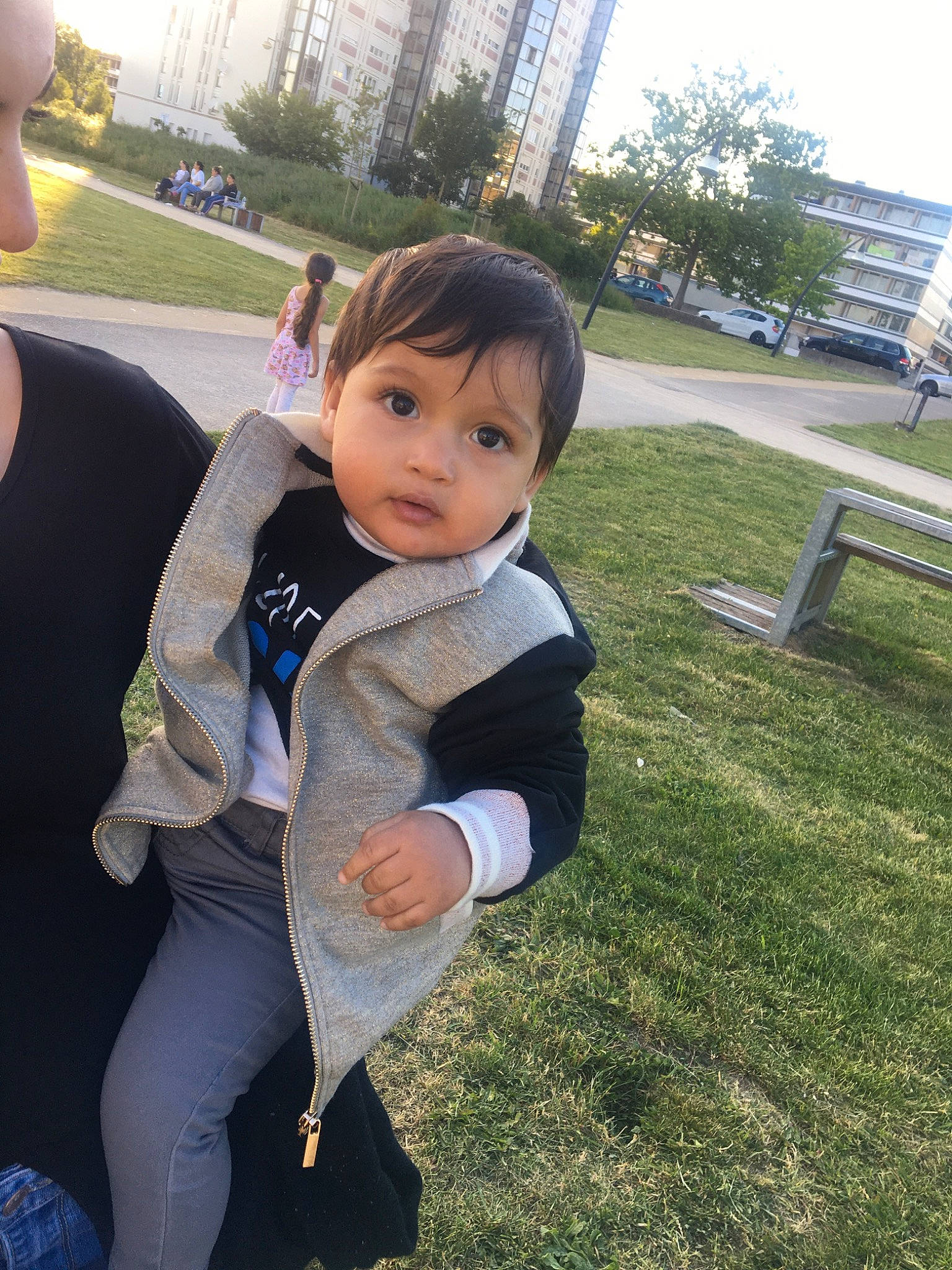 Enes a rejoint le concours — aidez-le/la à gagner de superbes lots ! baby, child, grass, lawn, person, plant, recreation, skin, smile, toddler, tree, vacation