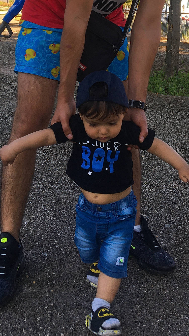 Enes participe au concours pour gagner de l'argent avec cette photo : human_leg, jeans, joint, leg, person