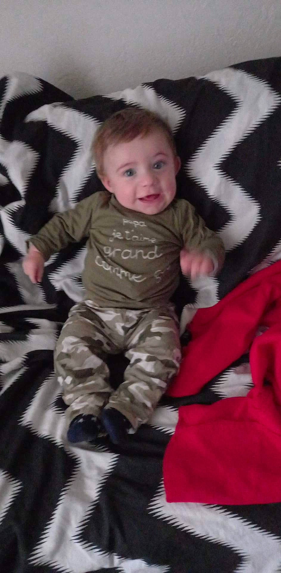 Ehtan a rejoint le concours — aidez-le/la à gagner de superbes lots ! baby, baby_toddler_clothing, child, comfort, couch, eye, fun, hairstyle, happy, head, lap, linens, pattern, person, sitting, sleeve, smile, standing, t_shirt, textile