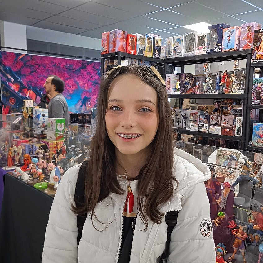 Leya participe au concours pour gagner de l'argent avec cette photo : accessories, adult, book, clothing, coat, face, female, head, indoors, jacket, jewelry, library, male, man, person, photography, portrait, publication, shop, woman