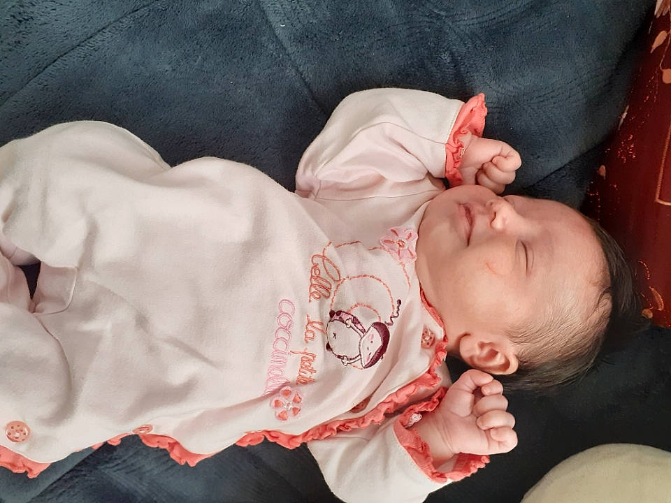 Chelsea a rejoint le concours — aidez-le/la à gagner de superbes lots ! baby, baby_products, baby_sleeping, baby_toddler_clothing, bedtime, carmine, cheek, child, comfort, finger, flesh, head, linens, nap, person, room, sitting, skin, sleep, sleeve