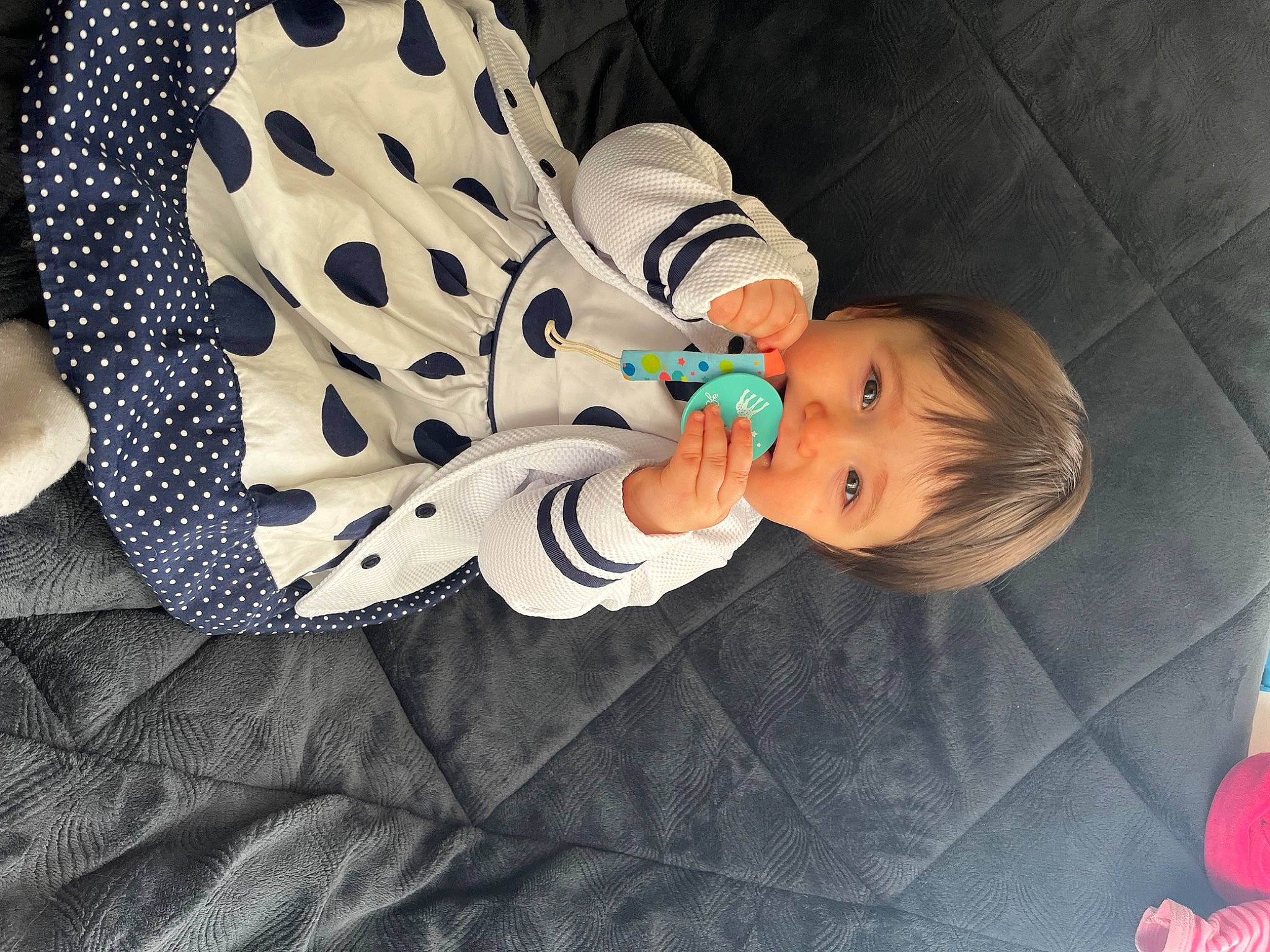 Chelsea a rejoint le concours — aidez-le/la à gagner de superbes lots ! baby, baby_products, baby_safety, baby_toddler_clothing, child, comfort, elbow, happy, human_body, human_leg, linens, pattern, people, person, room, sitting, sleeve, sock, toddler, tree