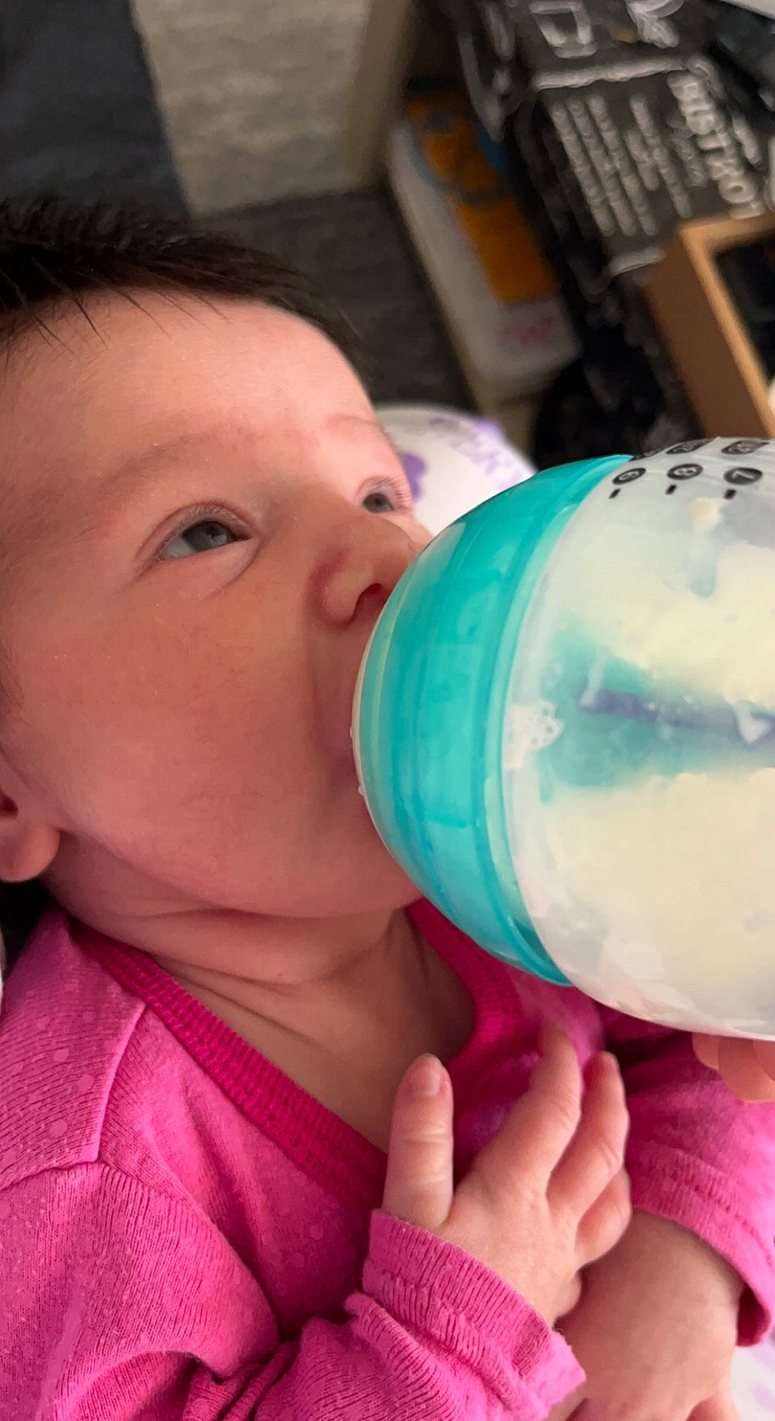 Chelsea a rejoint le concours — aidez-le/la à gagner de superbes lots ! baby, baby_bottle, bottle, dairy, drink, drinking, drinkware, eyelash, finger, fluid, hand, happy, nail, nose, person, pink, plastic_bottle, skin, sweetness, tableware