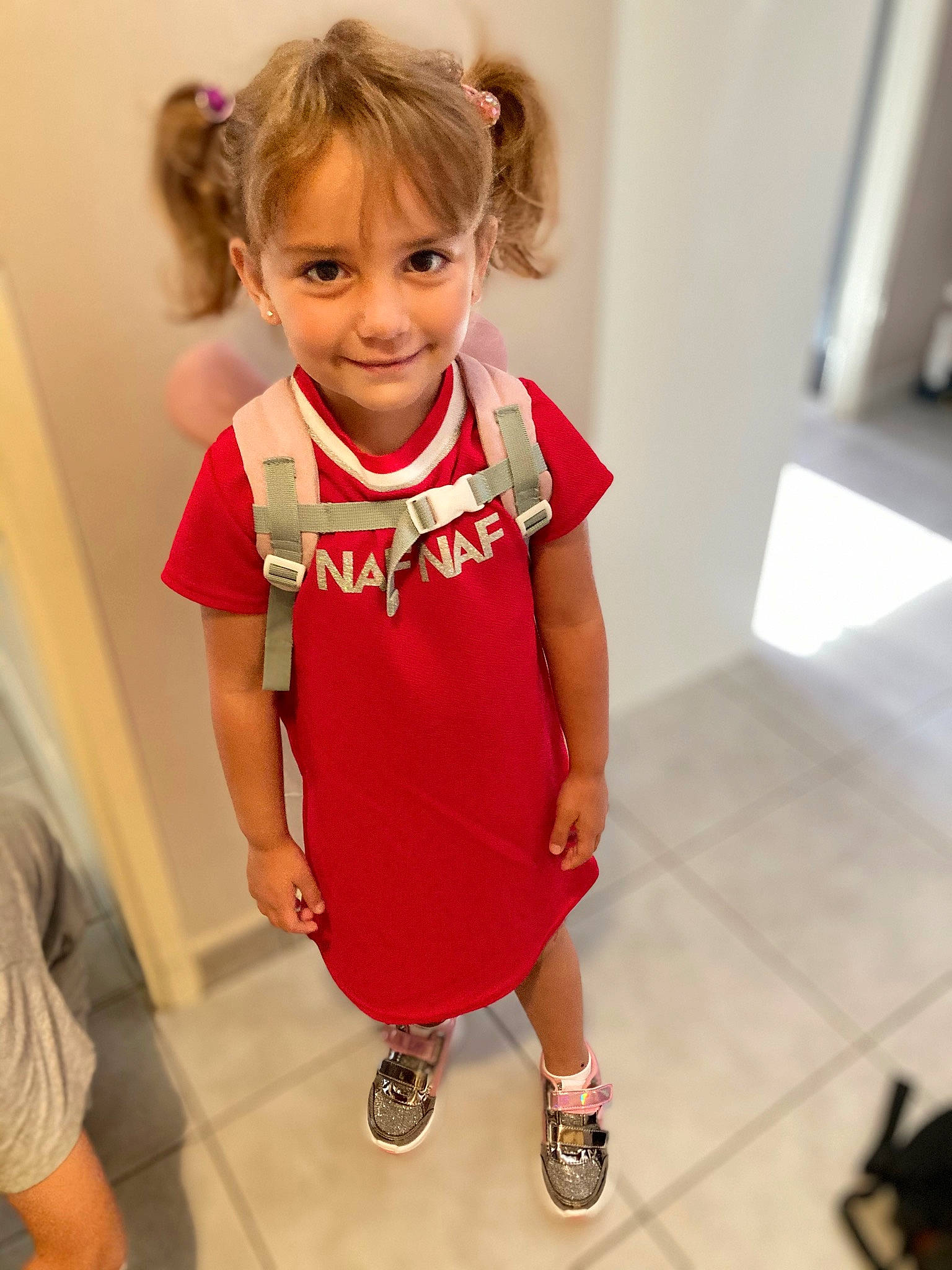 Lilya participe au concours pour gagner de l'argent avec cette photo : baby_toddler_clothing, child, fashion_accessory, floor, flooring, fun, happy, human_leg, joint, joy, magenta, pattern, person, room, sandal, shoe, sleeve, smile, sportswear, t_shirt