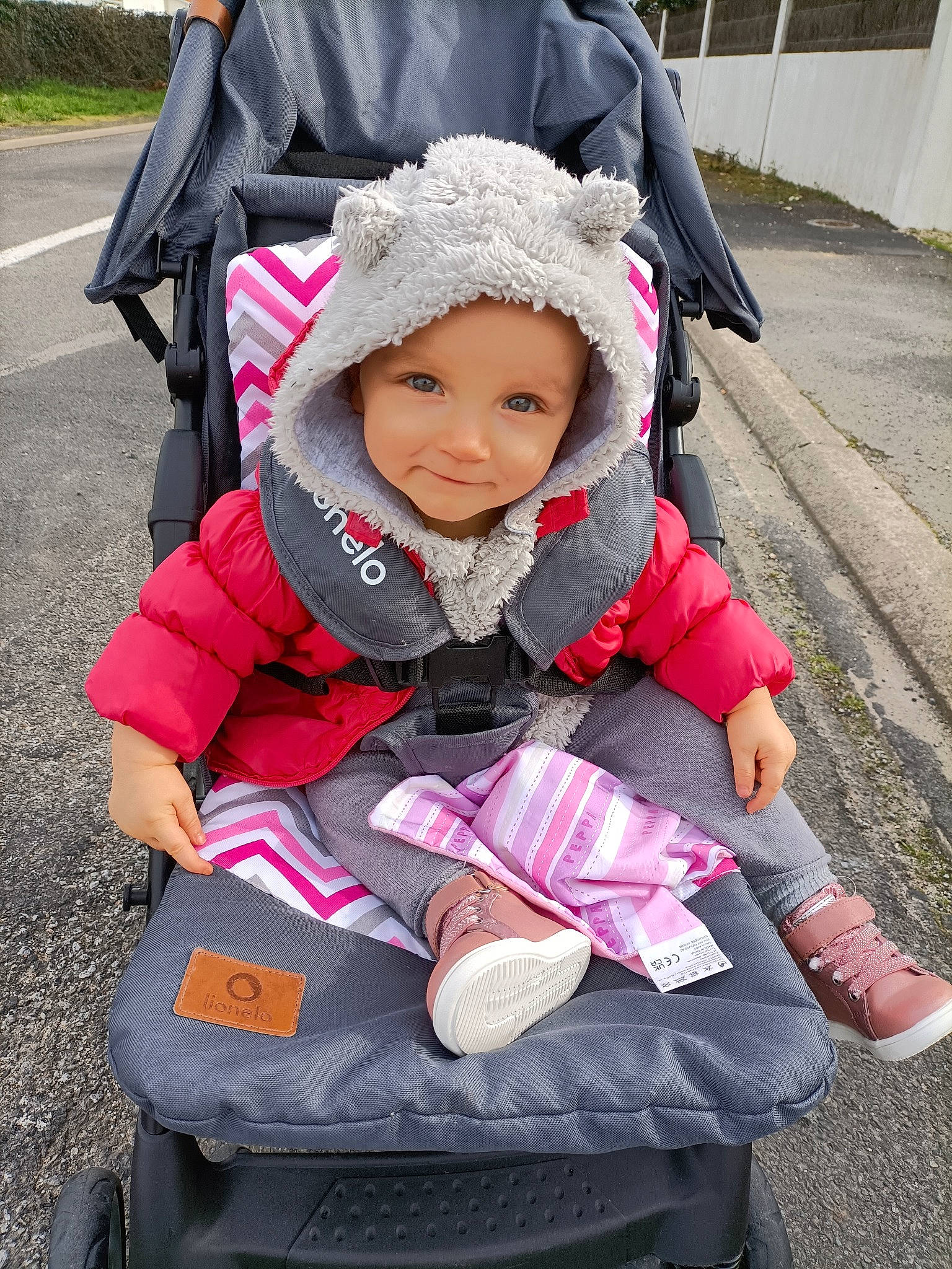 Éliana a rejoint le concours — aidez-le/la à gagner de superbes lots ! baby, baby_carriage, baby_products, baby_toddler_clothing, child, face, fashion_accessory, fun, happy, headwear, jacket, joy, leisure, magenta, person, photograph, pink, recreation, shoe, smile